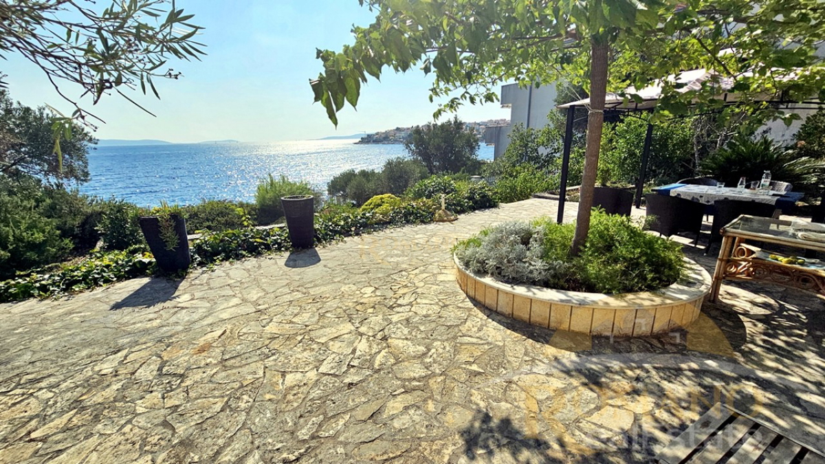 Ekskluzivna hiša prvi vrsti ob morju – Mavarčica, Okrug Gornji – Velik investicijski potencial